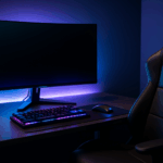 Ein modernes eSports-Setup mit einem ultra-breiten Monitor, RGB-beleuchteter mechanischer Tastatur, Gaming-Maus und einem ergonomischen Gaming-Stuhl in einem stilvoll beleuchteten Raum mit blauer und violetter Akzentbeleuchtung.
