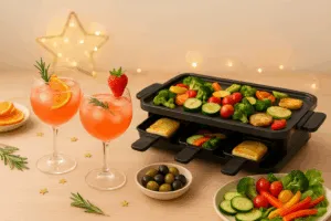 Festlich gedeckter Silvester-Tisch mit alkoholfreien Cocktails, gesundem Gemüse-Raclette und warmen Lichterketten im Hintergrund.
